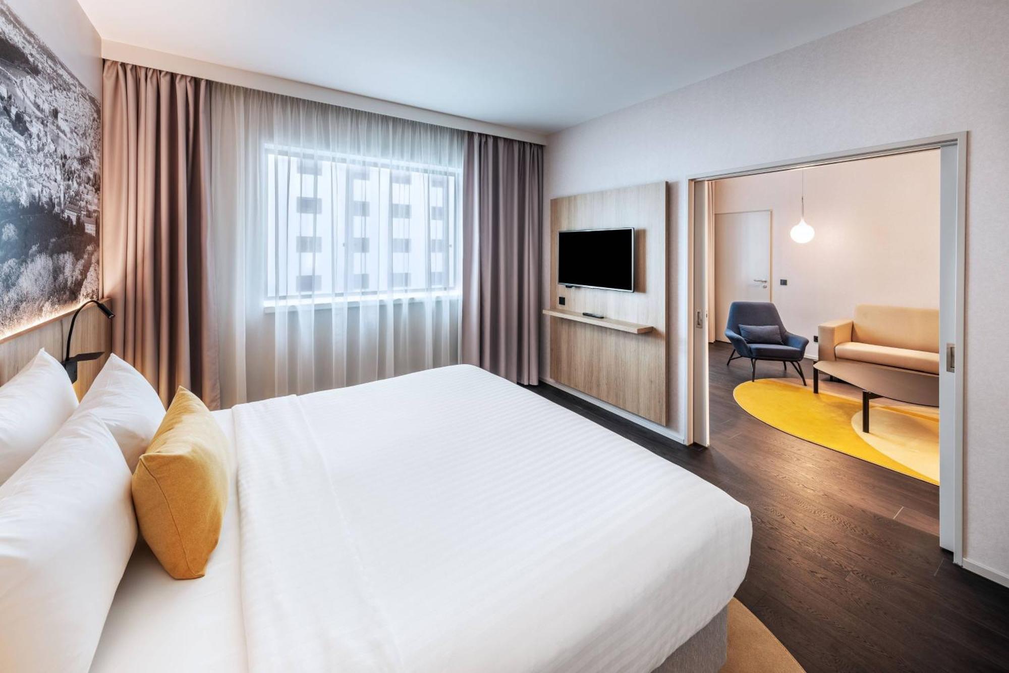 Courtyard By Marriott Airport Hotel