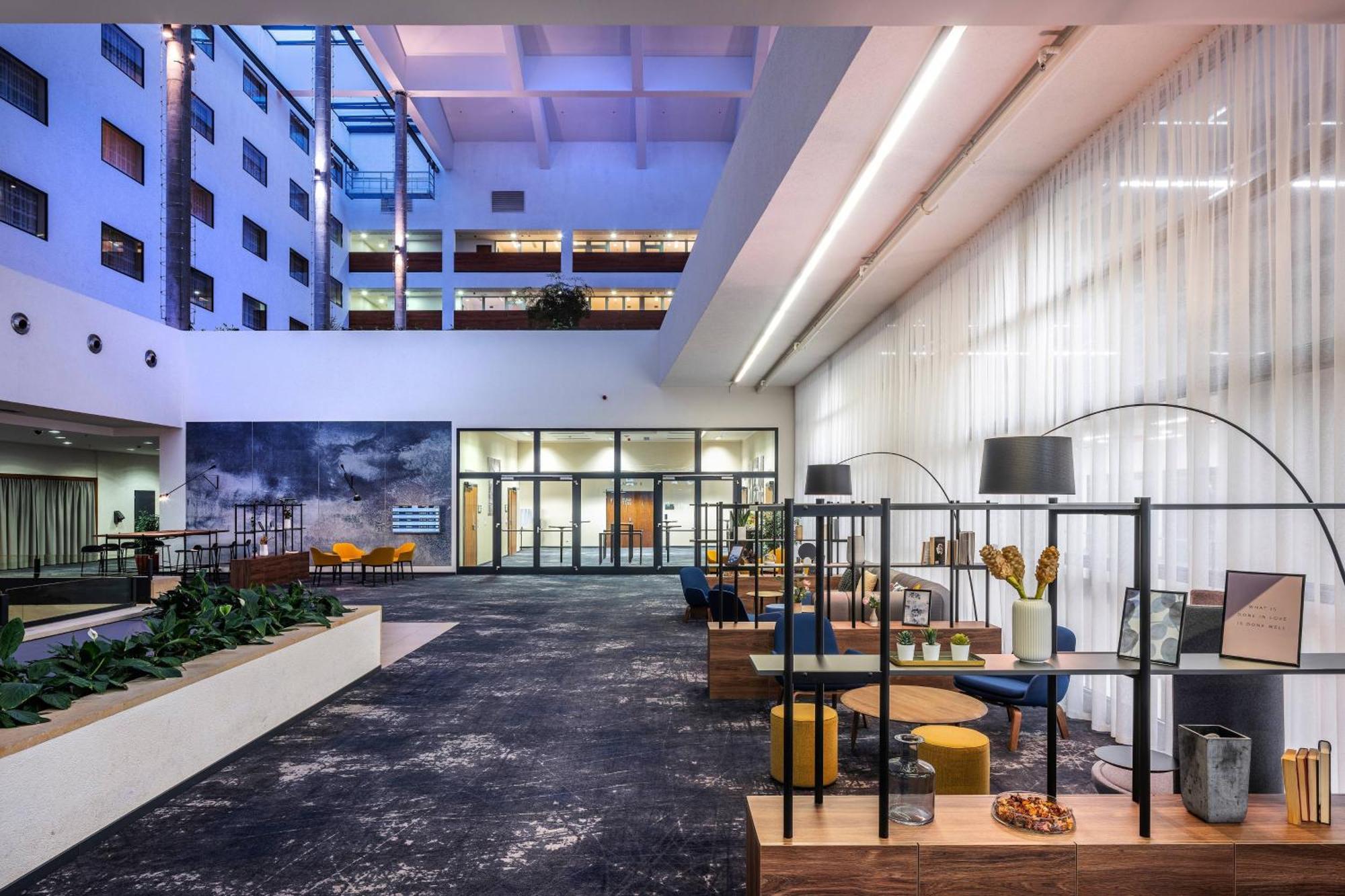 Courtyard By Marriott Airport