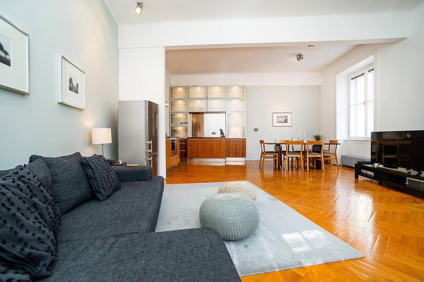 Elegant Old Town With Balcony With Free Garage Prague