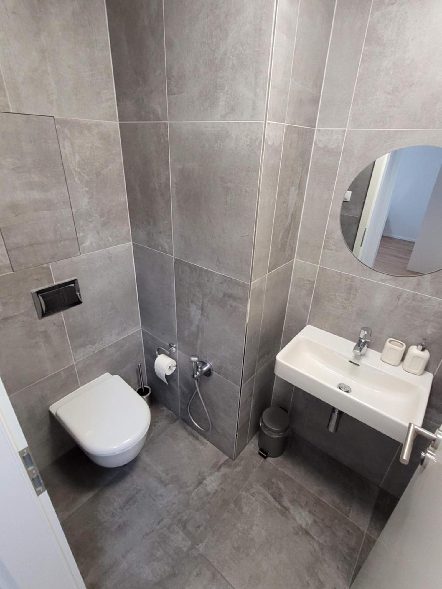 Newly Built With Balcony, Ac And Free Indoor Garage Apartment Prague
