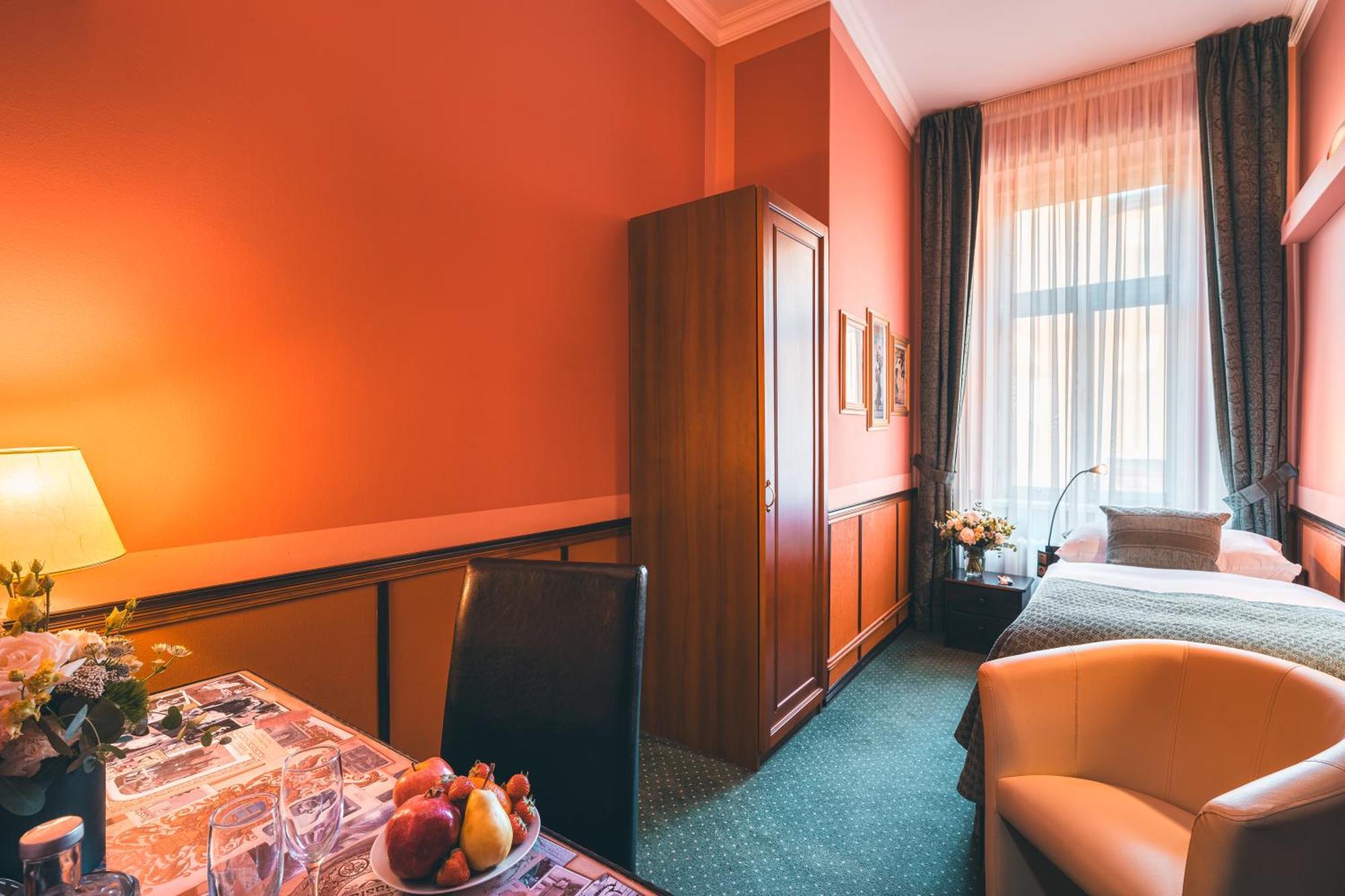 Hastal Old Town 4*
