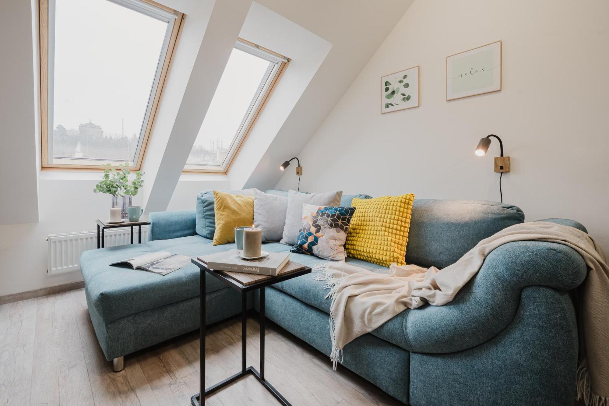 Days - Attic 1bdr - Workspace - Garage - Smichov Apartment *