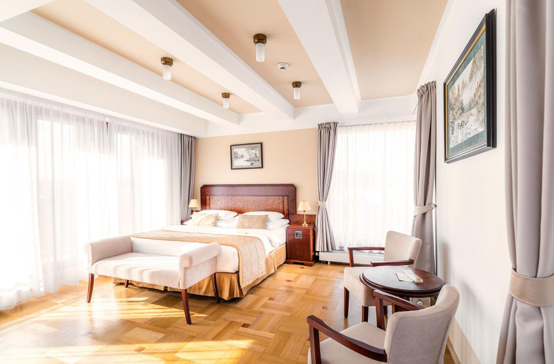 Majestic Plaza Hotel 4*