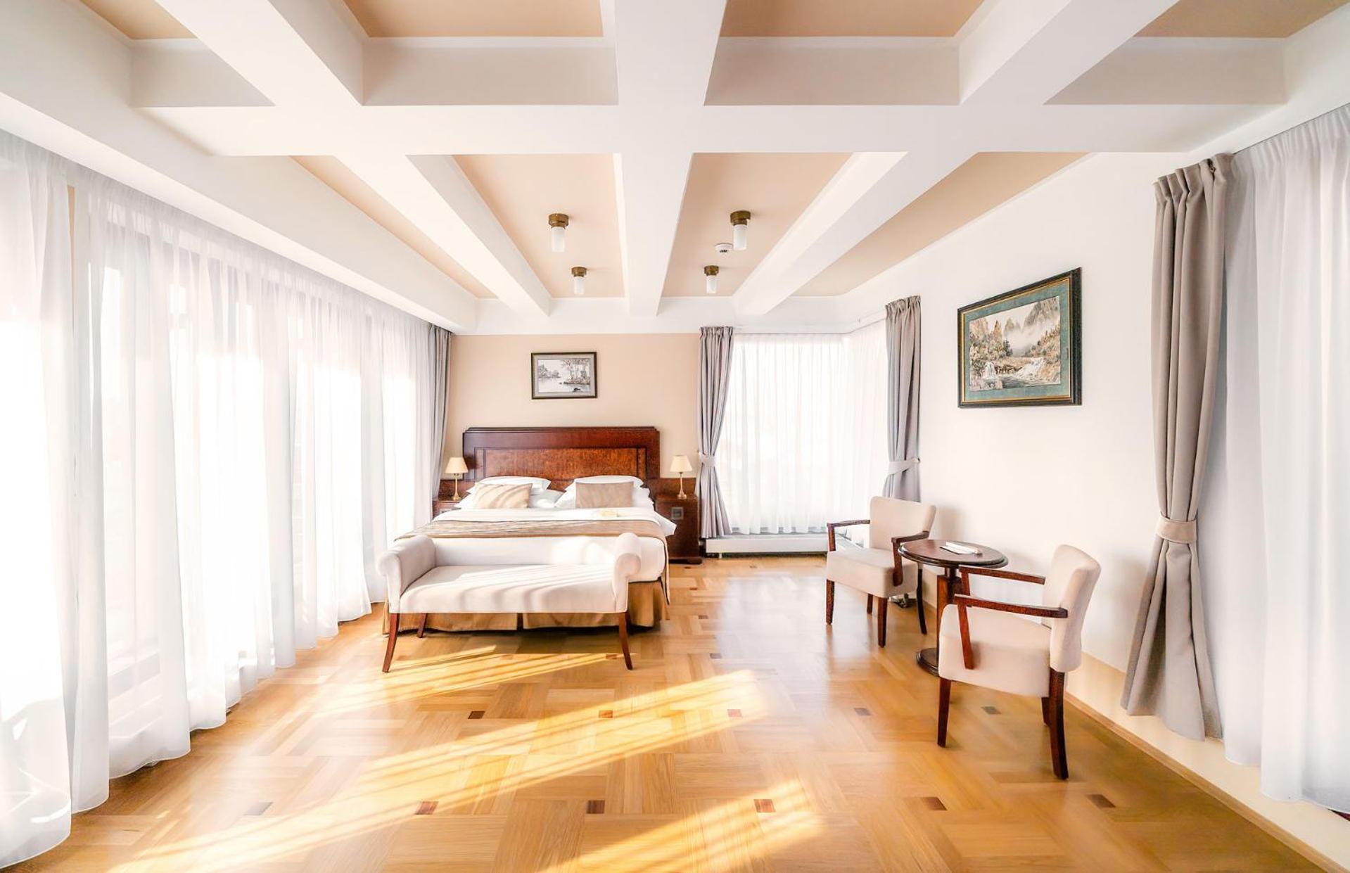 Majestic Plaza 4*