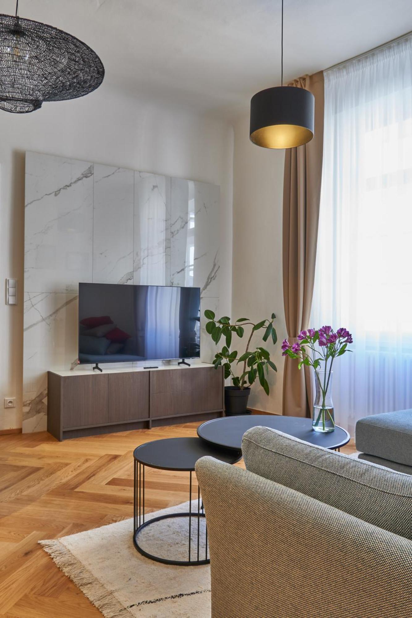 Three Golden Crowns Apartments Aparthotel