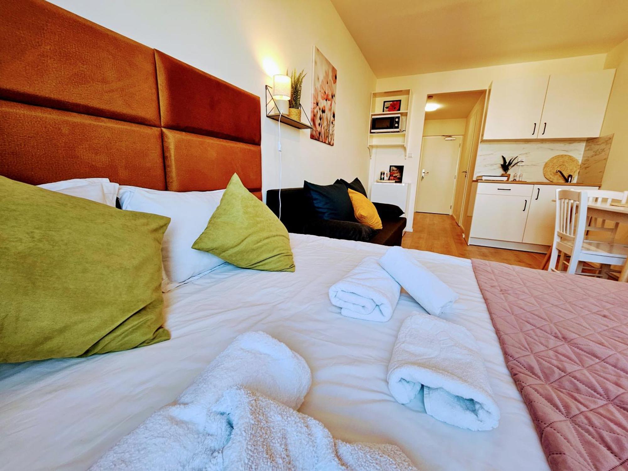 Live Apartment *