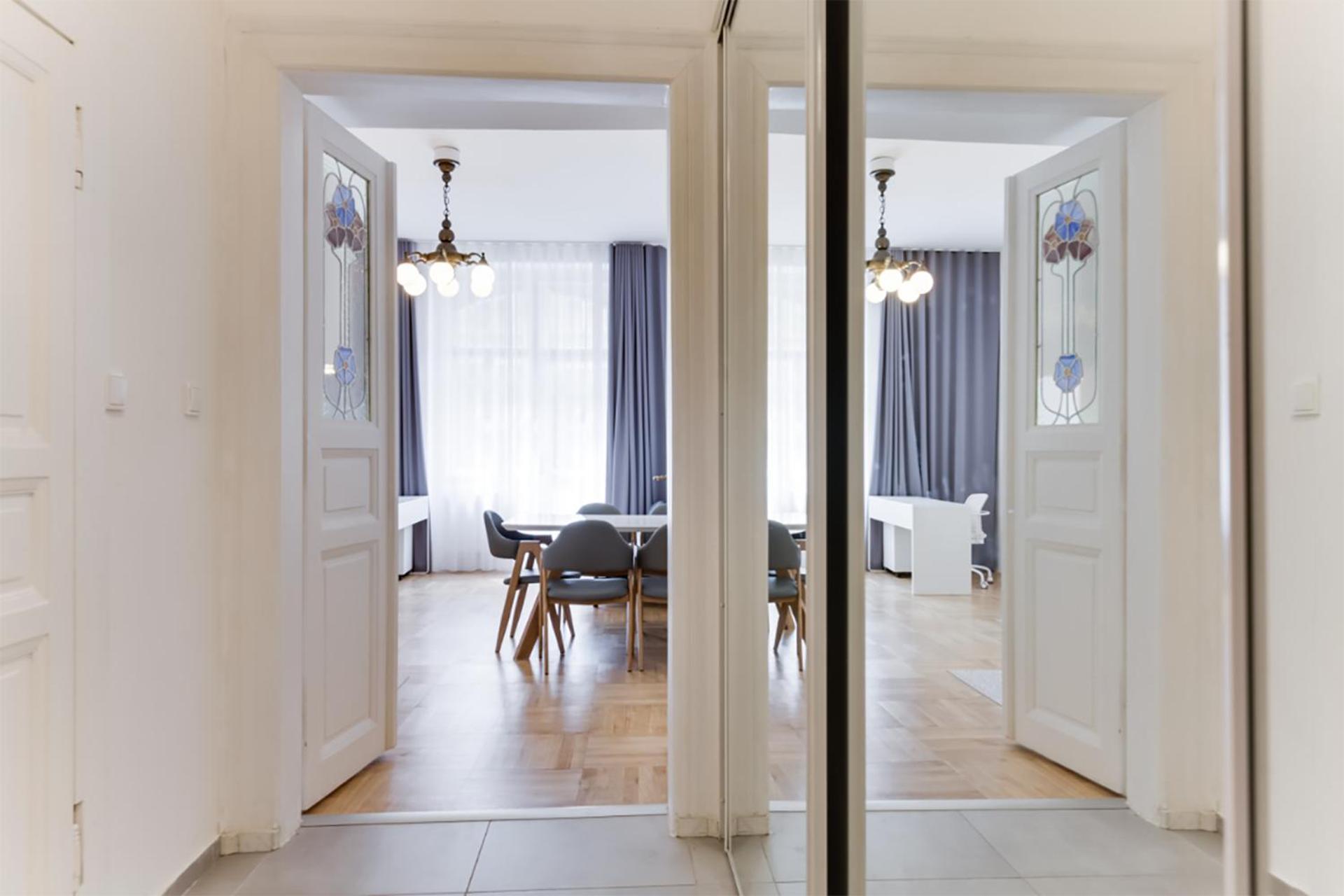 Apartamento Historic Center - Stylish Family With Balcony Next To River
