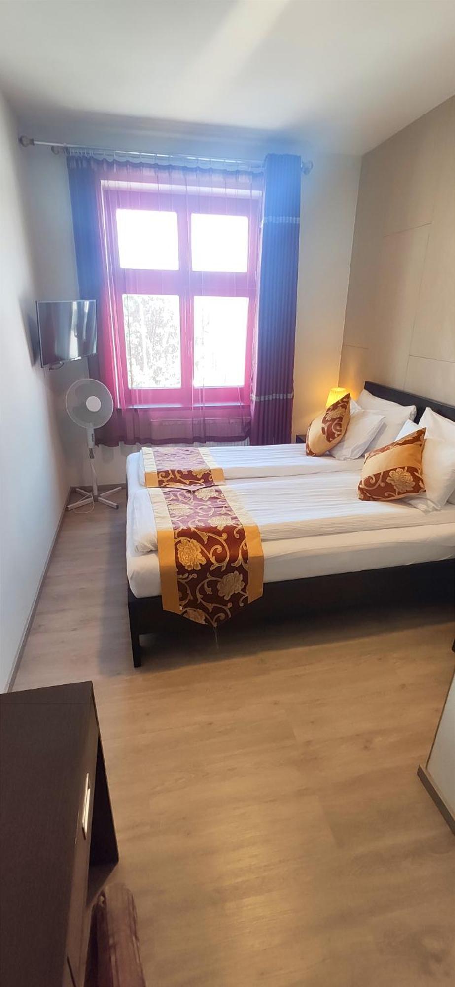 Sun-house Pension&restaurant -parkingfree- Prague