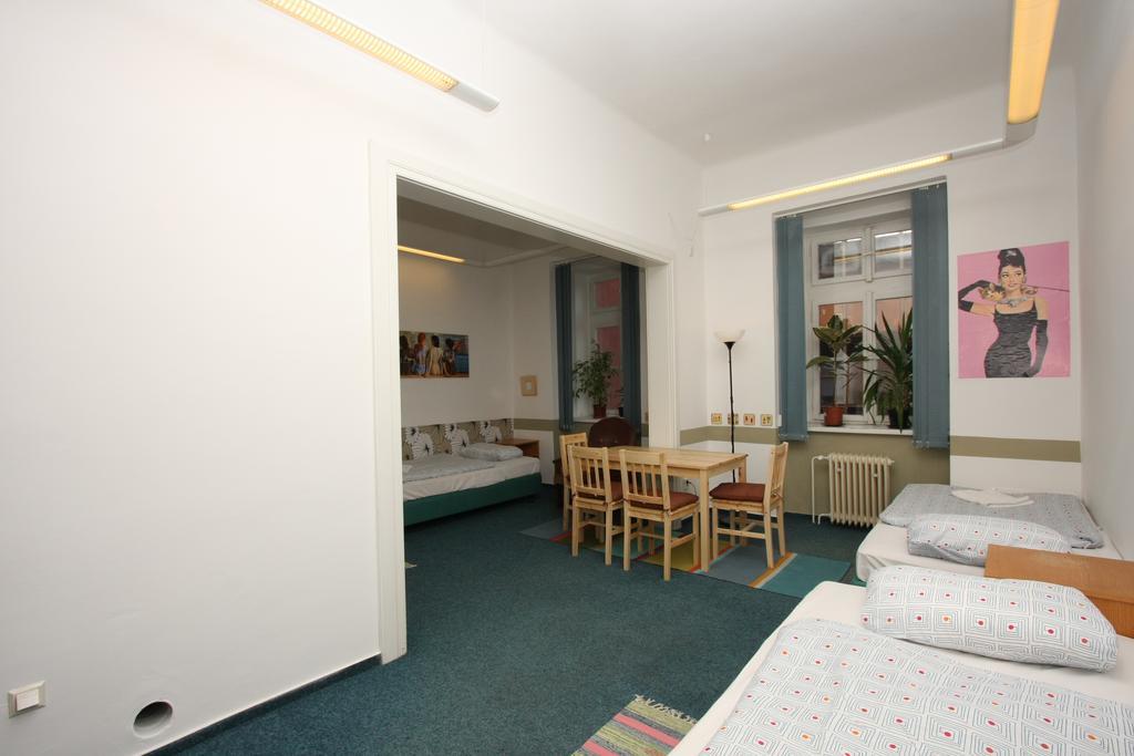 Otel Charles Square 3*
