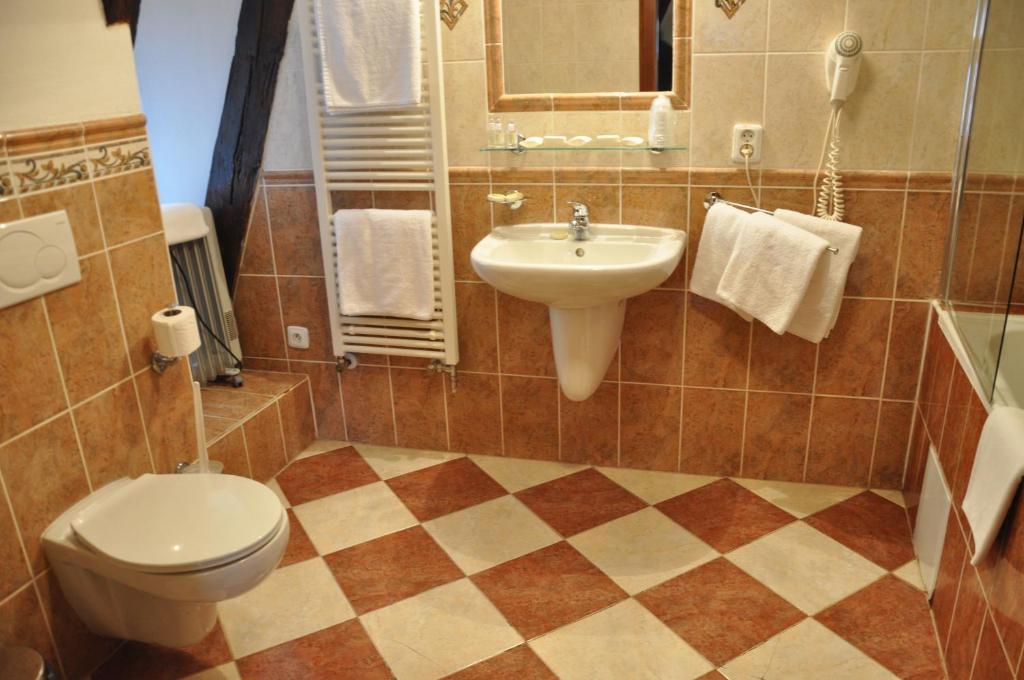 Cerny Slon 4*