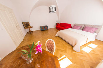 Three Golden Crowns Apartments 3*