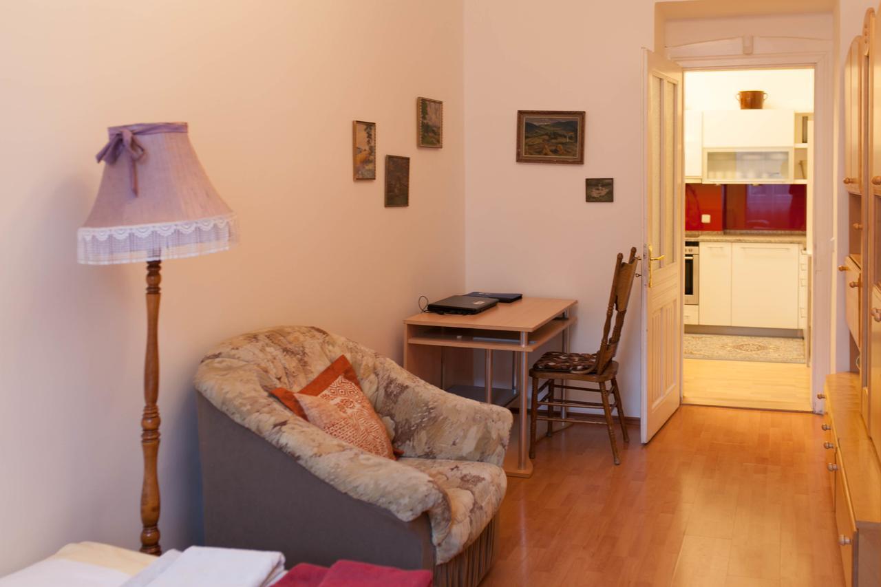 River Bank Apartment *