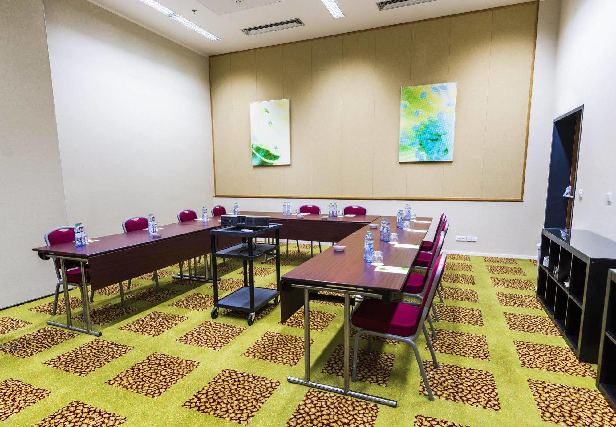 Courtyard By Marriott Airport Hotel