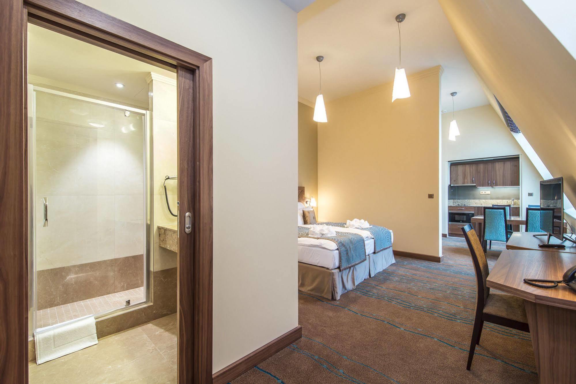 Merchants Crown And Hotel Prague