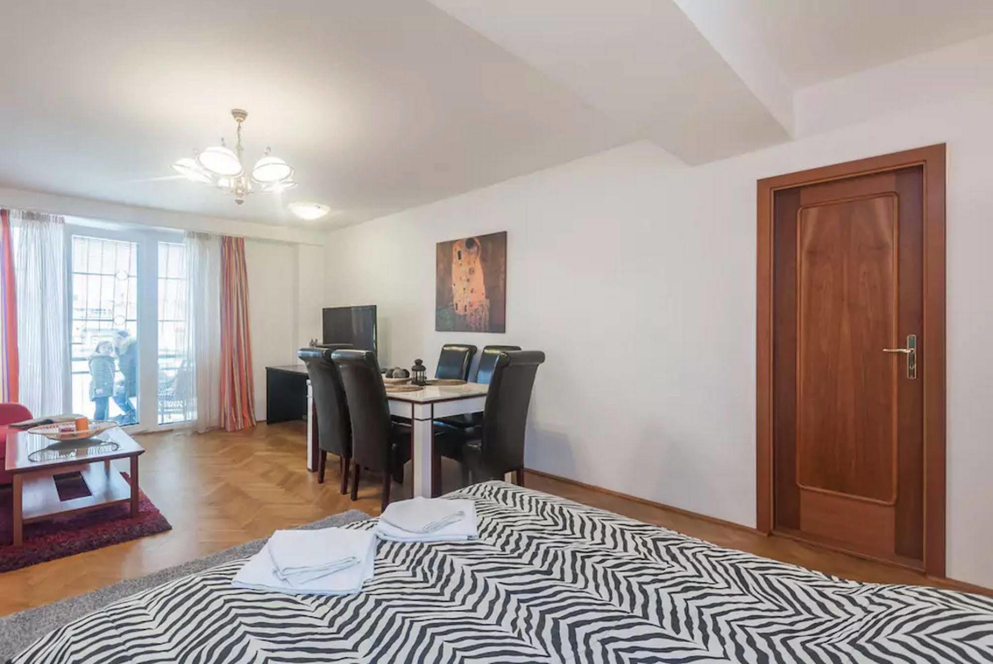 Long Apartment *