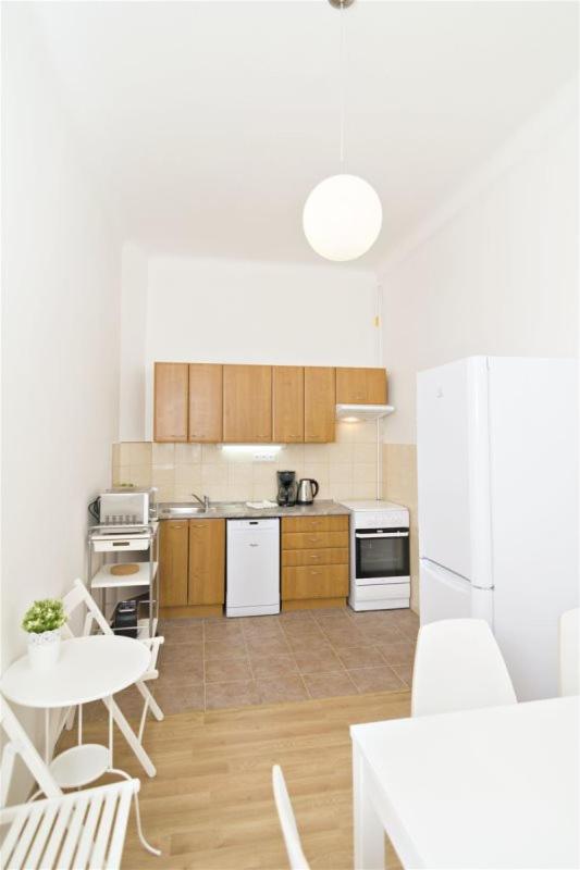 With 2 Bathrooms- 5 Minutes From Old Town - 102 M2 * Prague