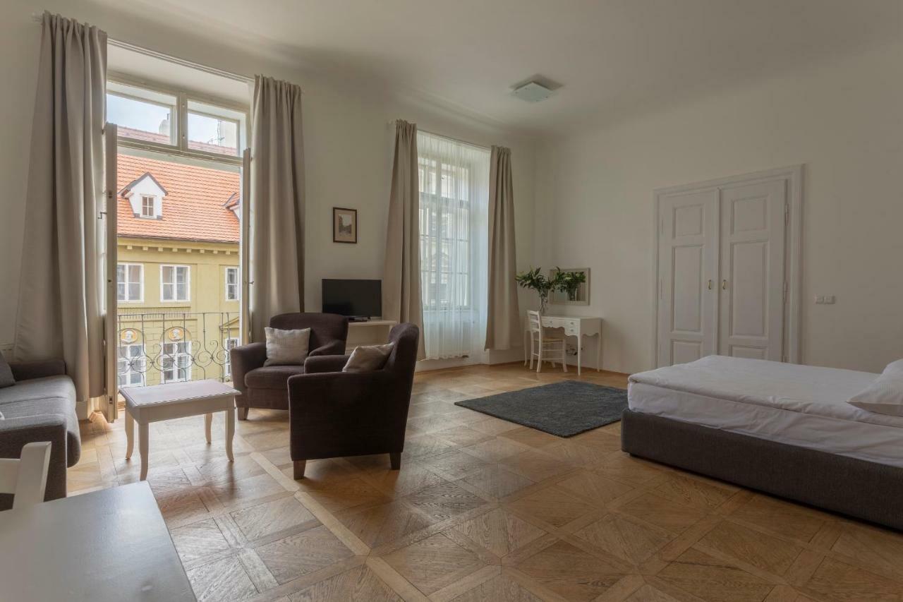 Three Golden Crowns Apartments Aparthotel