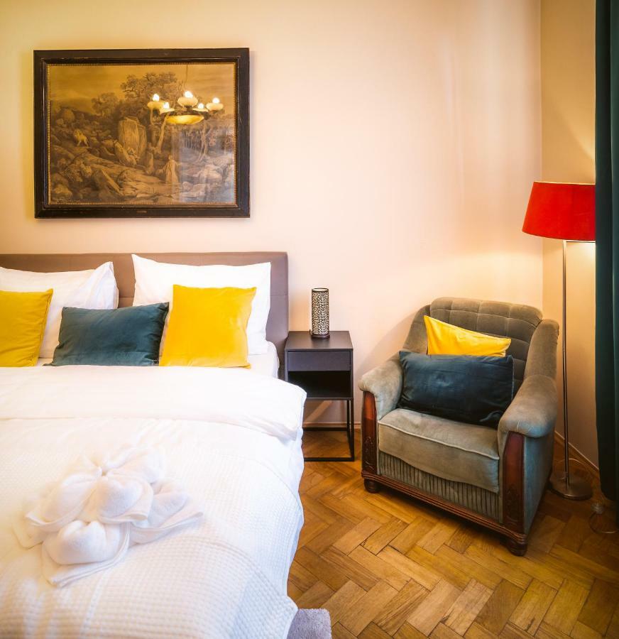 Luxurious Kafka Family In Old Town Apartment *