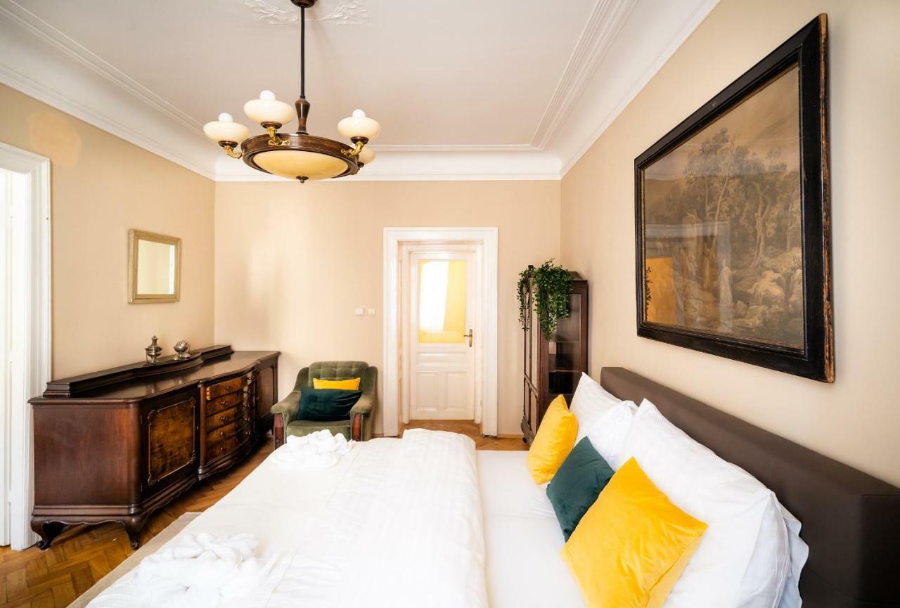 Luxurious Kafka Family In Old Town Apartment Prague