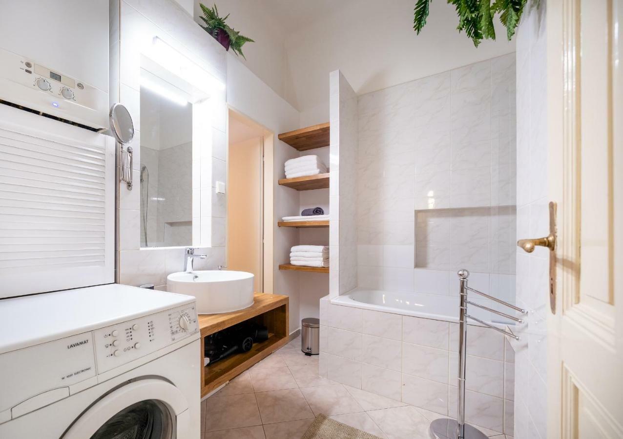 Luxurious Kafka Family In Old Town Apartment