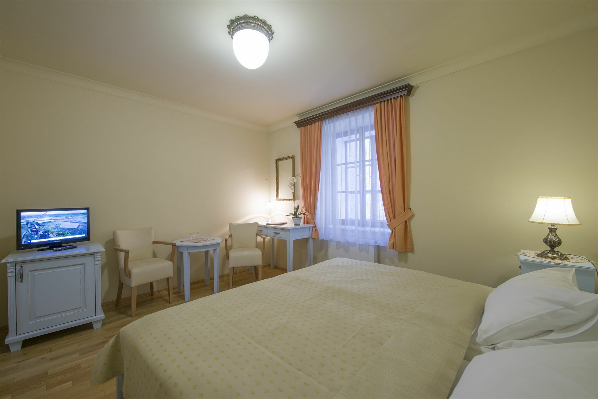 Cerny Slon 4*