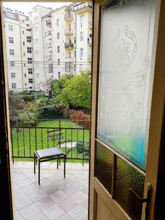 Charming Close To Old Town&metro Apartment