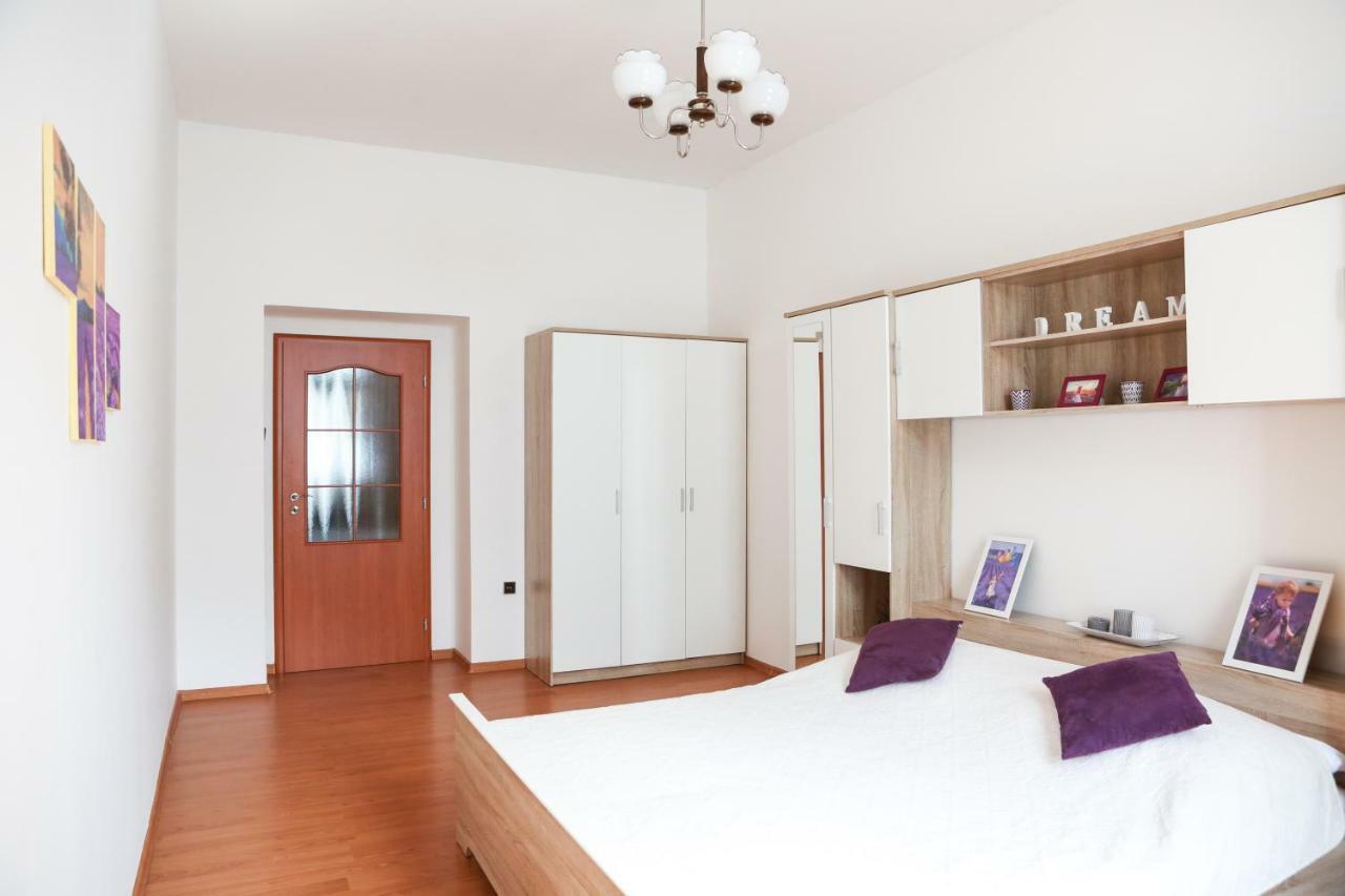 Charming Close To Old Town&metro Apartment *