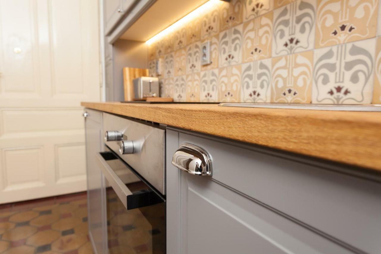 Apartment Art Nouveau Meets Mid-century Modern. *