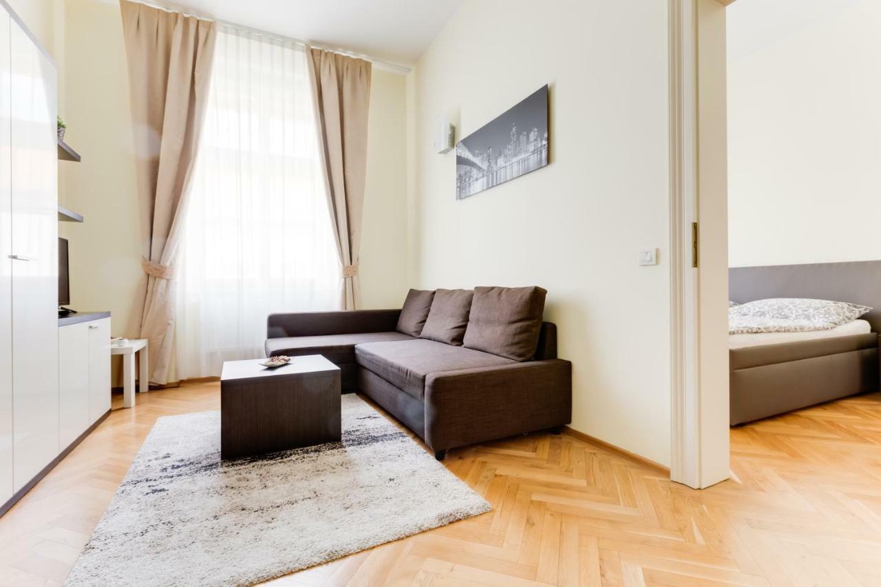 Apartment Halkova 5 *