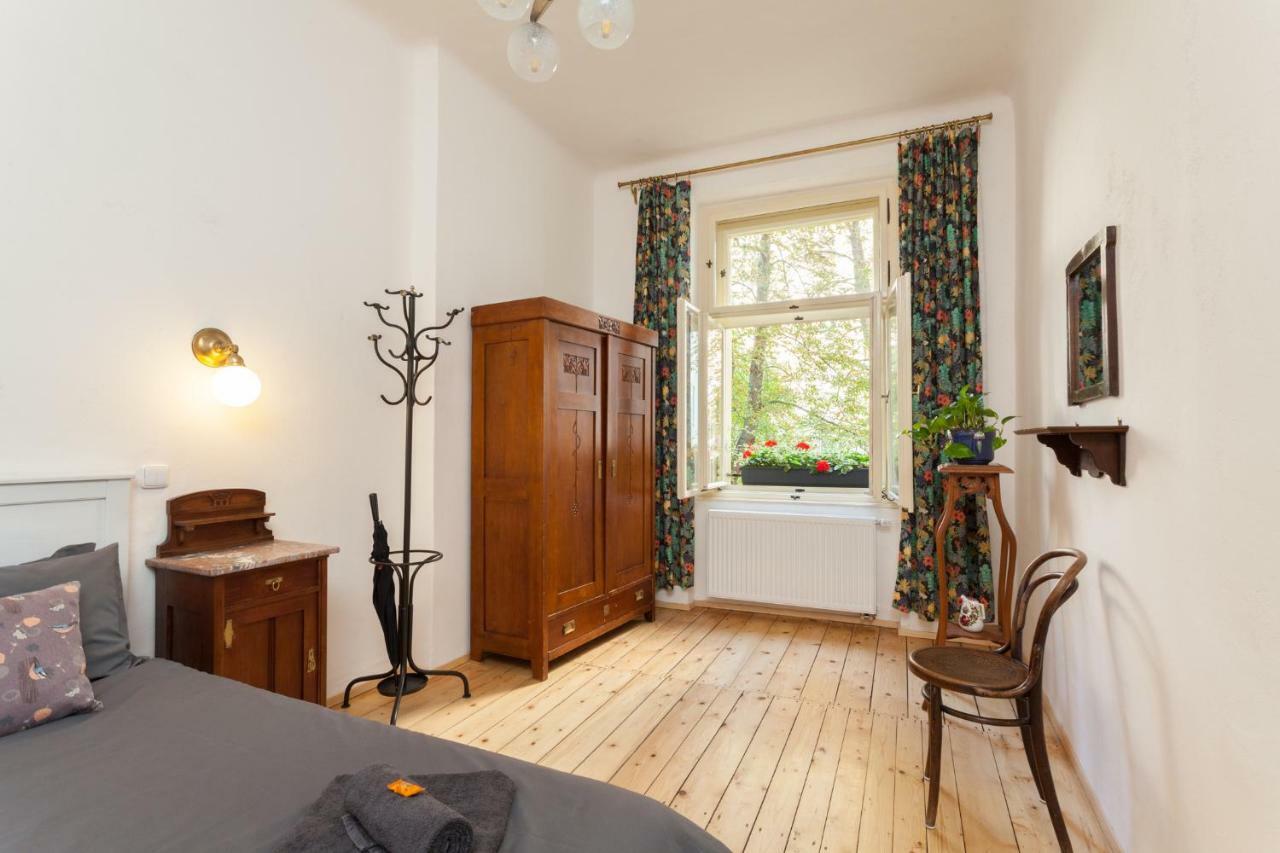 Art Nouveau Meets Mid-century Modern. *
