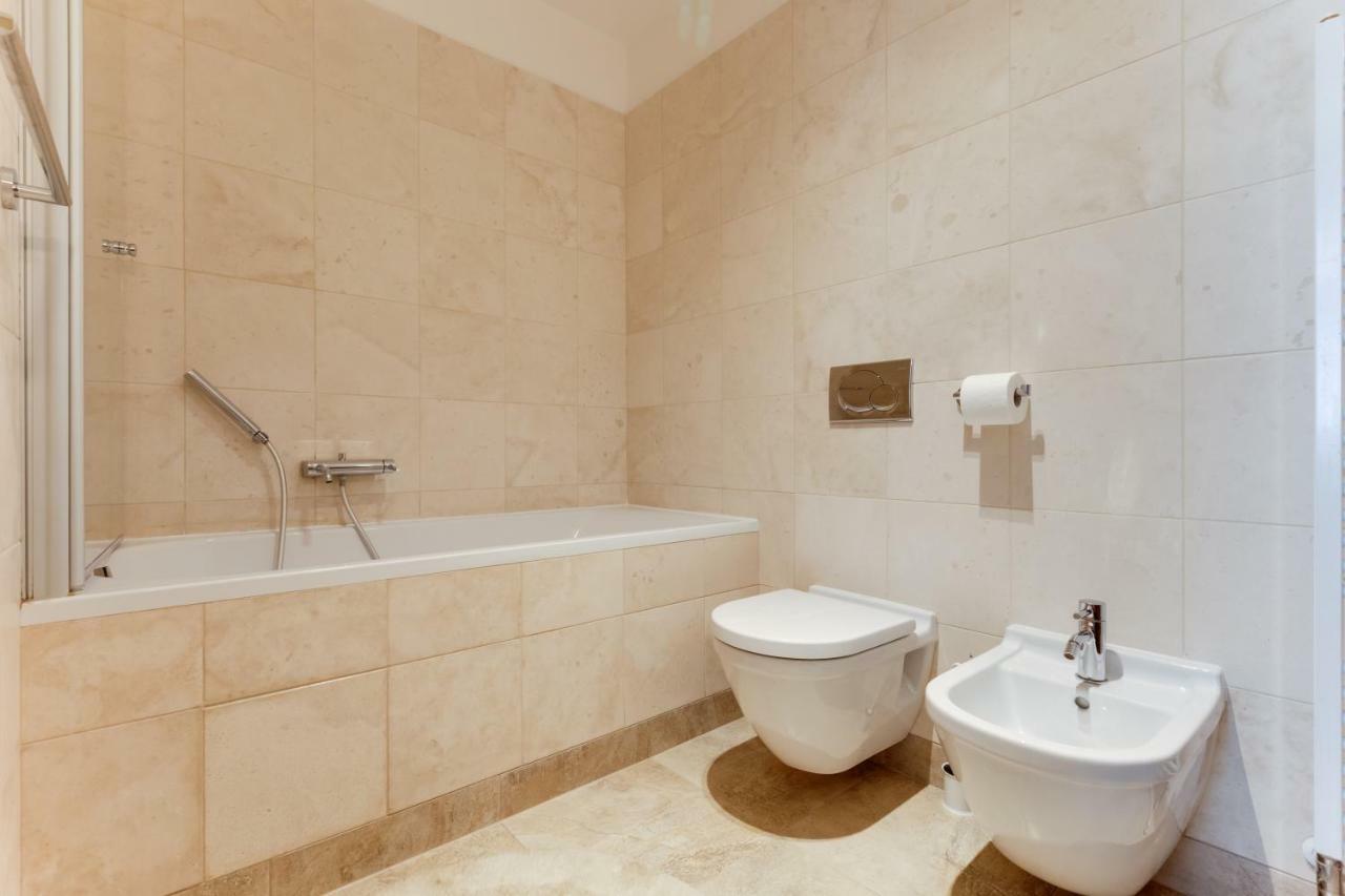 Halkova 5 * Prague