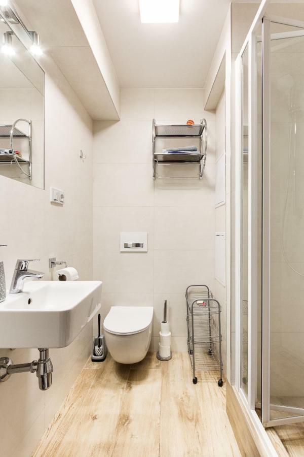 Cozy At Metro Station, Private Bathroom, 9minutes Oldtown, 15minutes Airport, Wifi Pansiyon *