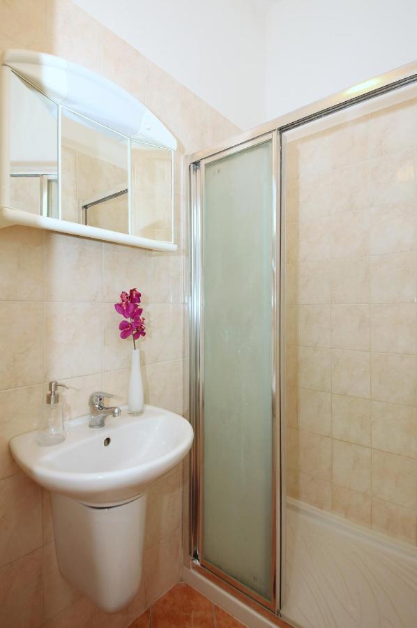 With 2 Bathrooms- 5 Minutes From Old Town - 102 M2 Prague