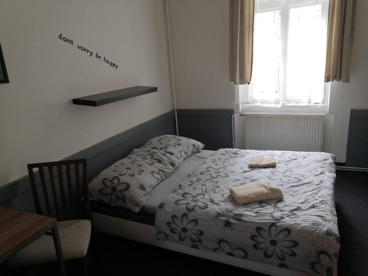 Damiell Hostel *
