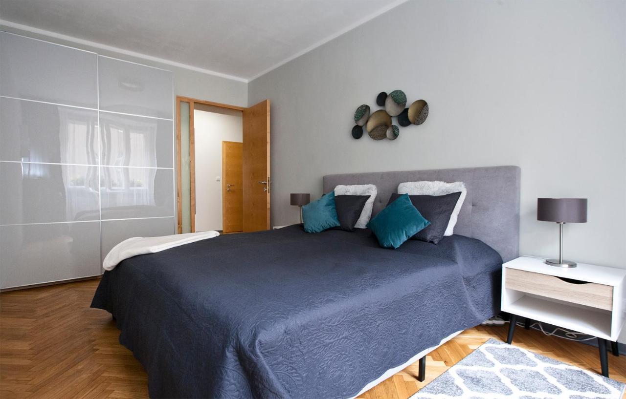 Close To City Centre - Hillside 11 Apartment
