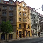 Hostel One Míru