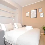 Bright 2Br - 8Th Floor, Balcony, Free Parking - By Gravity Prague