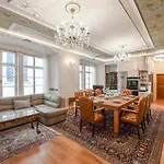 St Giles Sauna And Pool Table Apt