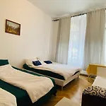 Hotel Apartment In Prague 2 Square