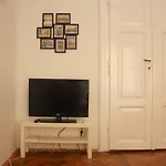 Spacious Charles Bridge Apt In The Heart Of Prague
