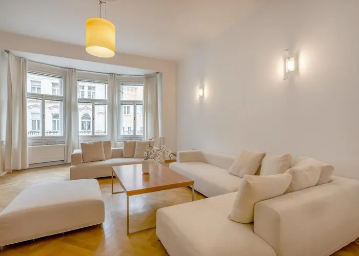 Bright Oldtown 2Bdr Apartment