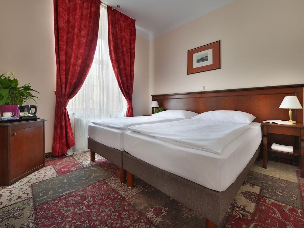 Hotel Ea Jeleni Dvur Castle 3*