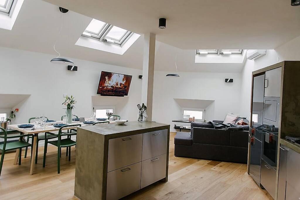 Huge 3-bed Duplex W Sauna, Jacuzzi, Terrace & Ac * Prague