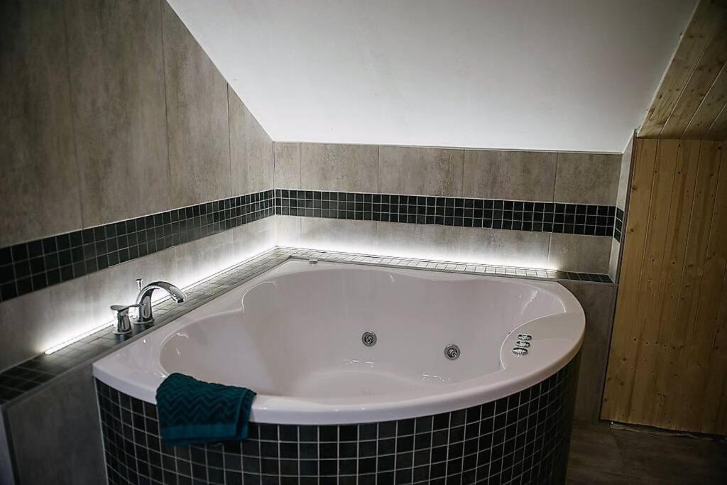 Huge 3-bed Duplex W Sauna, Jacuzzi, Terrace & Ac