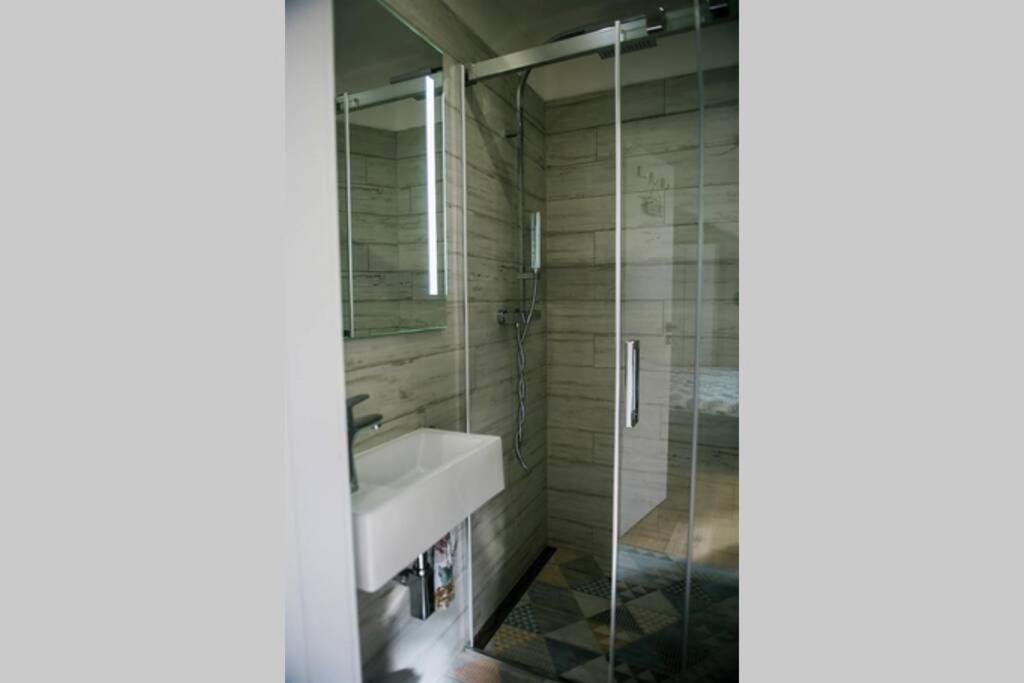 Huge 3-bed Duplex W Sauna, Jacuzzi, Terrace & Ac Prague