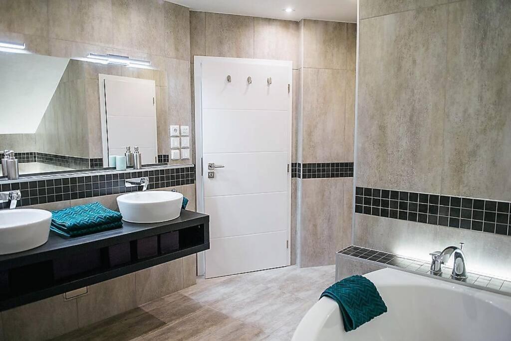 Apartment Huge 3-bed Duplex W Sauna, Jacuzzi, Terrace & Ac Prague