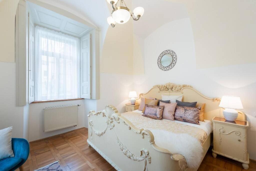 Rose / Romantic & Cozy / City Center Apartment Prag