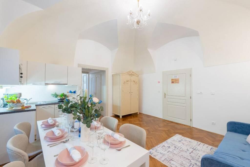 Apartment Rose / Romantic & Cozy / City Center Prag