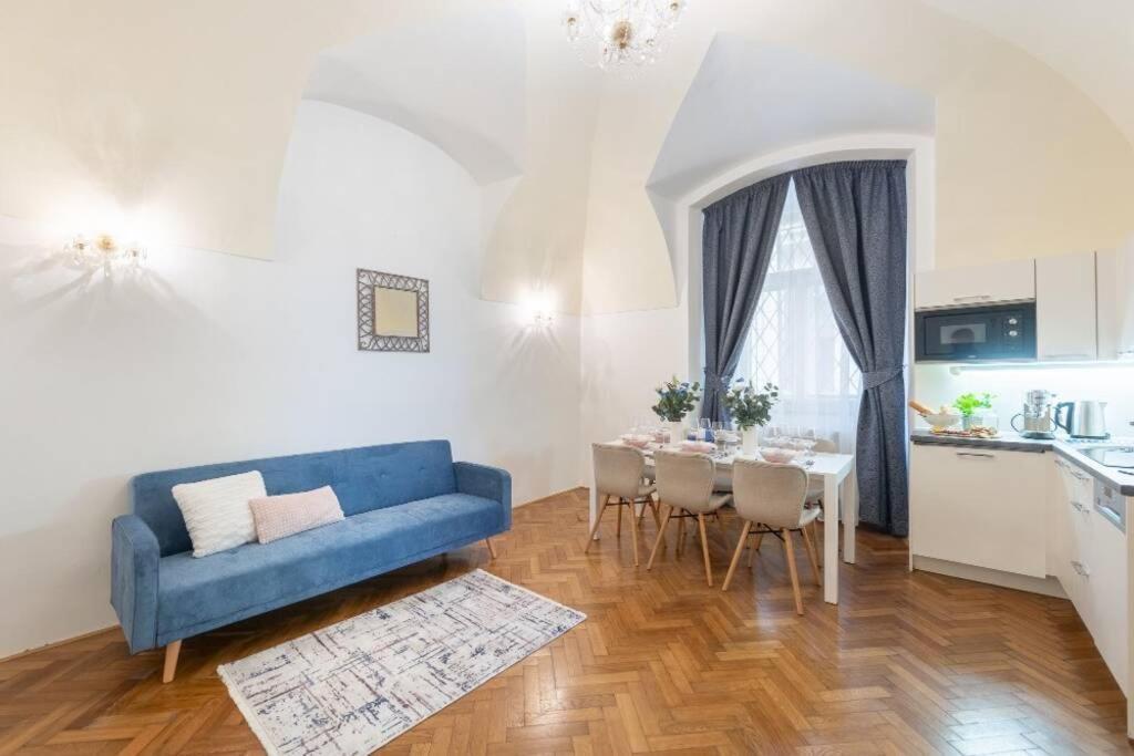 Rose / Romantic & Cozy / City Center