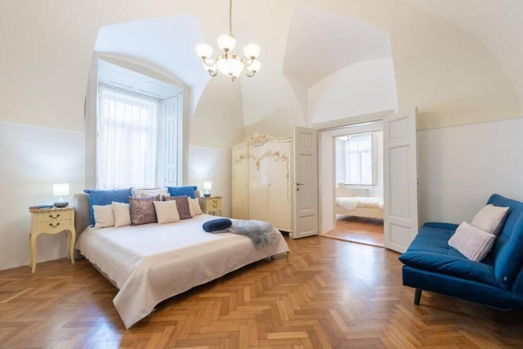 Rose / Romantic & Cozy / City Center *